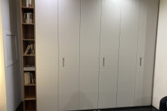 armadio battente con libreria su misura